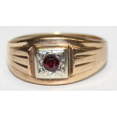 1140M - A retro 9ct gold and garnet set signet ring, marked for Birmingham 1976, approx size R, approx 4.57g... 