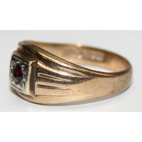 1140M - A retro 9ct gold and garnet set signet ring, marked for Birmingham 1976, approx size R, approx 4.57g... 