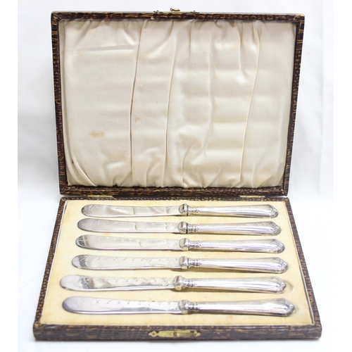 1012 - A boxed set of 6 antique silver handled butter knives, Sheffield 1923-25