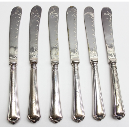 1012 - A boxed set of 6 antique silver handled butter knives, Sheffield 1923-25