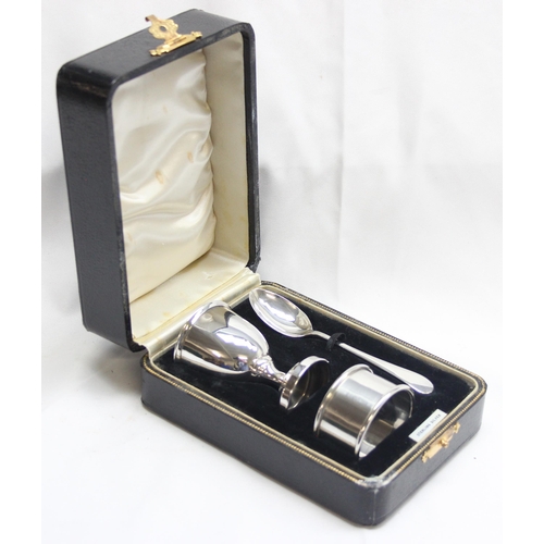 1018 - A boxed silver 3 piece egg cruet set, marked for Birmingham 1939 by Arthur Price & Co, approx 43.03g... 