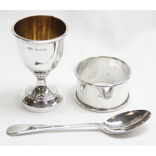 1018 - A boxed silver 3 piece egg cruet set, marked for Birmingham 1939 by Arthur Price & Co, approx 43.03g... 