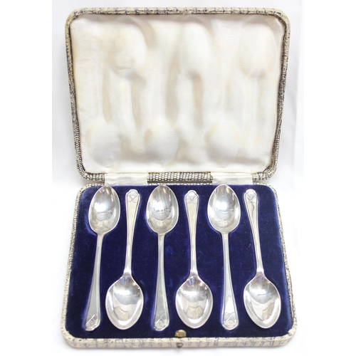 1019 - A boxed set of 6 vintage silver teaspoons with golf related terminals, all marked for Sheffield 1933... 