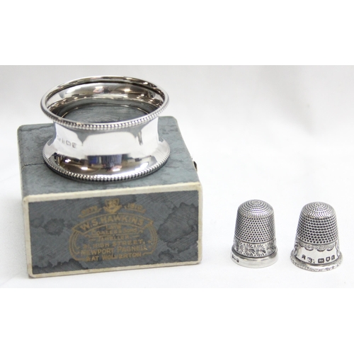 1028 - A boxed silver napkin ring and 2 silver thimbles, various dates and makers, approx 16.68g gross