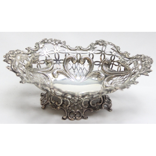 1077 - A good quality Victorian silver bonbon dish of pierced form, London 1890 by William Comyms, approx 1... 