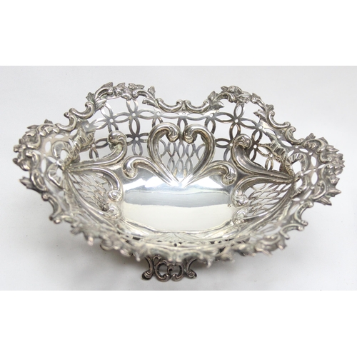 1077 - A good quality Victorian silver bonbon dish of pierced form, London 1890 by William Comyms, approx 1... 