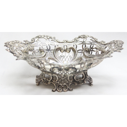 1077 - A good quality Victorian silver bonbon dish of pierced form, London 1890 by William Comyms, approx 1... 