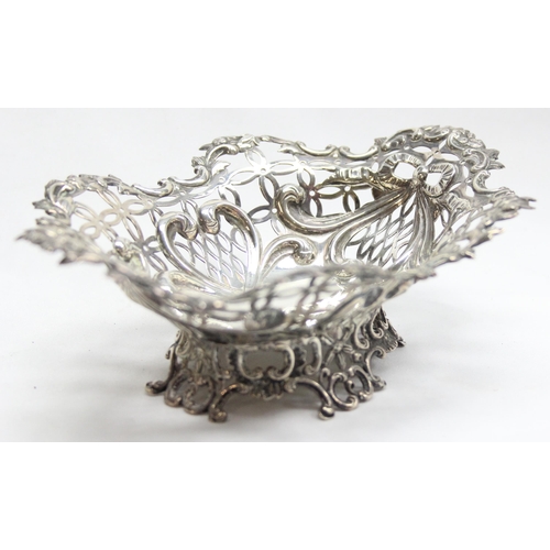 1077 - A good quality Victorian silver bonbon dish of pierced form, London 1890 by William Comyms, approx 1... 