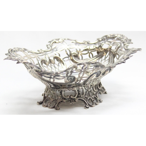 1077 - A good quality Victorian silver bonbon dish of pierced form, London 1890 by William Comyms, approx 1... 