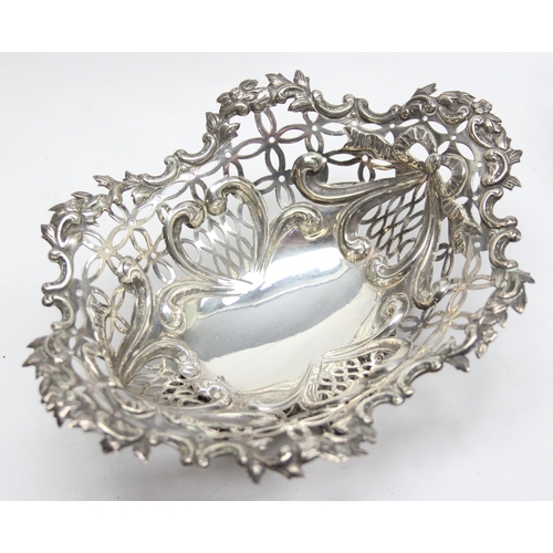 1077 - A good quality Victorian silver bonbon dish of pierced form, London 1890 by William Comyms, approx 1... 