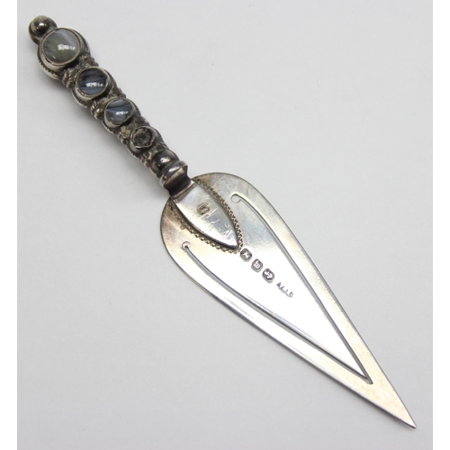 1081 - A Victorian silver and agate mounted bookmark formed as a trowel, marks for Birmingham 1896, approx ... 