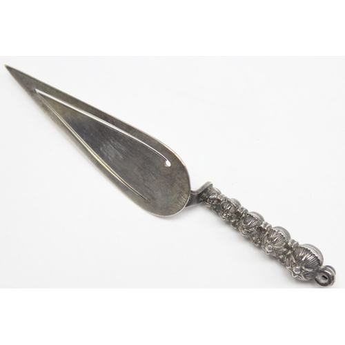 1081 - A Victorian silver and agate mounted bookmark formed as a trowel, marks for Birmingham 1896, approx ... 