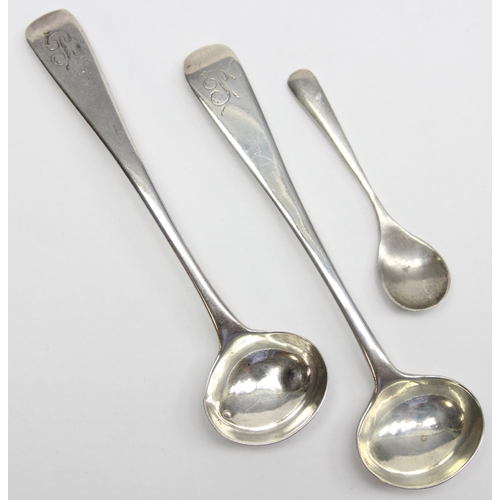 1083 - A pair of Georgian silver salt spoons, London 1821 and an early 20th century silver salt spoon, appr... 