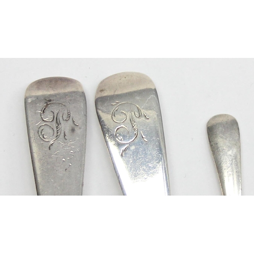 1083 - A pair of Georgian silver salt spoons, London 1821 and an early 20th century silver salt spoon, appr... 