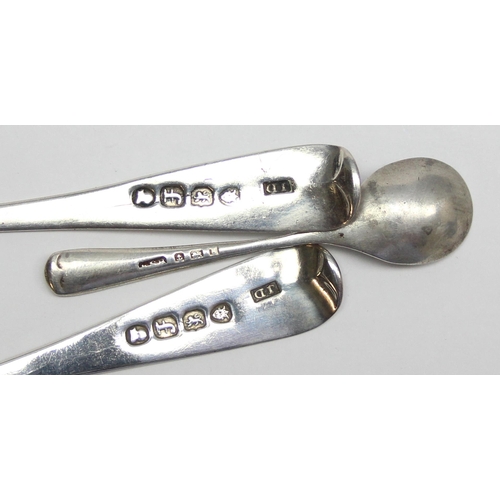 1083 - A pair of Georgian silver salt spoons, London 1821 and an early 20th century silver salt spoon, appr... 