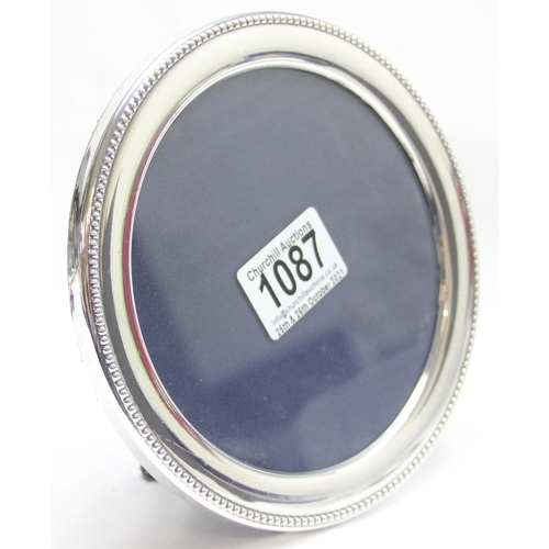 1087 - An antique style round silver photograph frame with beaded border and easel back, marked for Sheffie... 