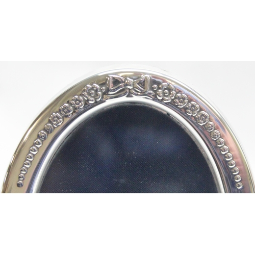 1089D - An antique style oval silver photograph frame with easel back, marked for Sheffield 1992, approx 11c... 