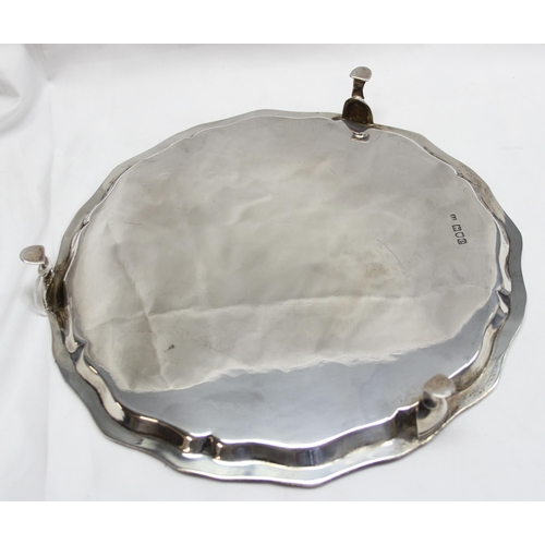 1093 - An antique silver salver with armorial crest, London 1900 by James Charles Jay, approx 25cm in diame... 