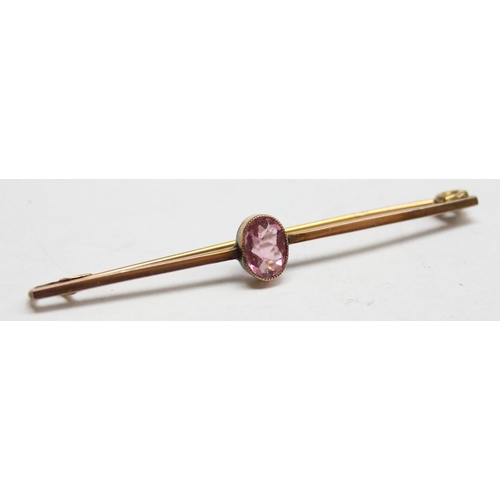 1110X - An antique 9ct gold bar brooch set with facet cut light pink stone, possibly a Moissanite, indistinc... 