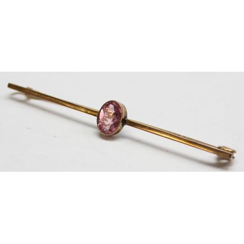 1110X - An antique 9ct gold bar brooch set with facet cut light pink stone, possibly a Moissanite, indistinc... 