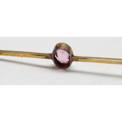 1110X - An antique 9ct gold bar brooch set with facet cut light pink stone, possibly a Moissanite, indistinc... 