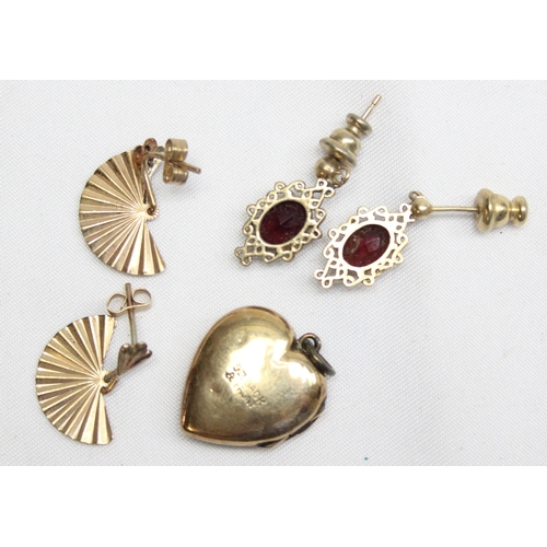 1190k - 2 pairs of 9ct gold earrings, one set with red stones and a 9ct gold front and back locket, all XRF ... 