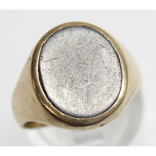 1190N - An unusual 9ct gold signet ring with polished iron insert, marked and XRF confirmed, approx size S, ... 