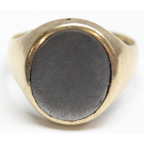 1190N - An unusual 9ct gold signet ring with polished iron insert, marked and XRF confirmed, approx size S, ... 