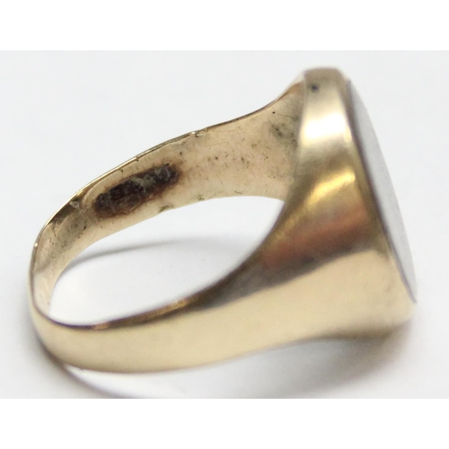 1190N - An unusual 9ct gold signet ring with polished iron insert, marked and XRF confirmed, approx size S, ... 