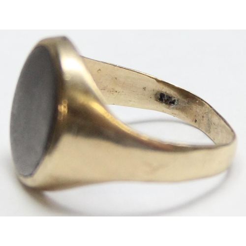 1190N - An unusual 9ct gold signet ring with polished iron insert, marked and XRF confirmed, approx size S, ... 