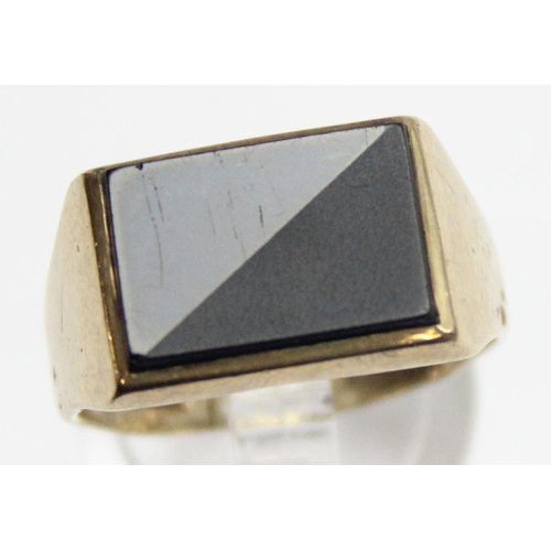 1190O - A retro 9ct gold and black stone set signet ring, marked for Birmingham 1987 and XRF confirmed, appr... 