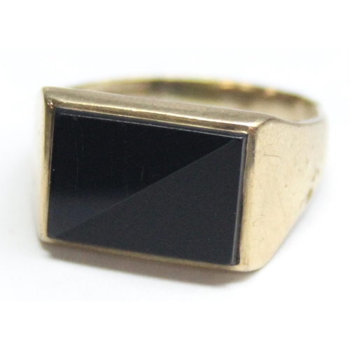 1190O - A retro 9ct gold and black stone set signet ring, marked for Birmingham 1987 and XRF confirmed, appr... 