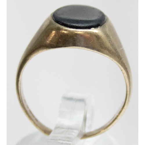 1190P - A vintage 9ct gold and black stone set signet ring, marked for London 1971 and XRF confirmed, approx... 