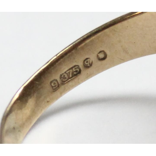 1190P - A vintage 9ct gold and black stone set signet ring, marked for London 1971 and XRF confirmed, approx... 