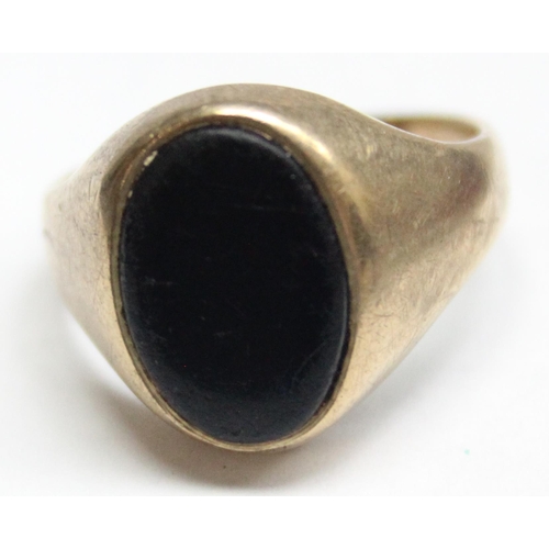 1190P - A vintage 9ct gold and black stone set signet ring, marked for London 1971 and XRF confirmed, approx... 