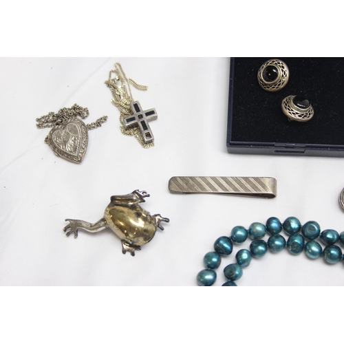 1190V - A large qty of assorted silver and silver mounted jewellery to inc a retro frog brooch, 3 lions ingo... 