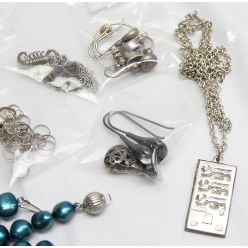 1190V - A large qty of assorted silver and silver mounted jewellery to inc a retro frog brooch, 3 lions ingo... 