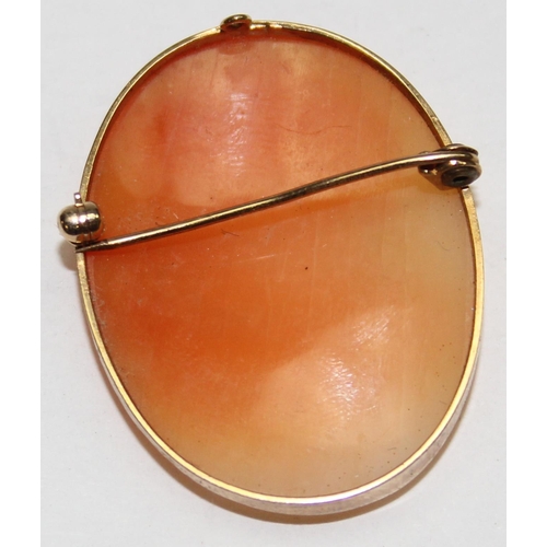 1192 - A vintage carved shell cameo brooch in 9ct gold mount, indistinctly marked for 9ct gold and XRF conf... 