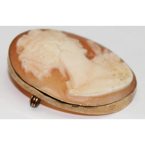 1192 - A vintage carved shell cameo brooch in 9ct gold mount, indistinctly marked for 9ct gold and XRF conf... 