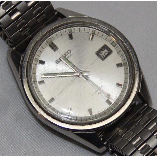 1344 - A vintage Seiko 17 jewel Automatic 7005-8090R watch with expanding stainless steel strap, stainless ... 