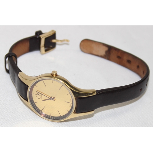 1360 - A genuine Calvin Klein K43232 watch with gold plated case, leather strap and quartz movement, presen... 