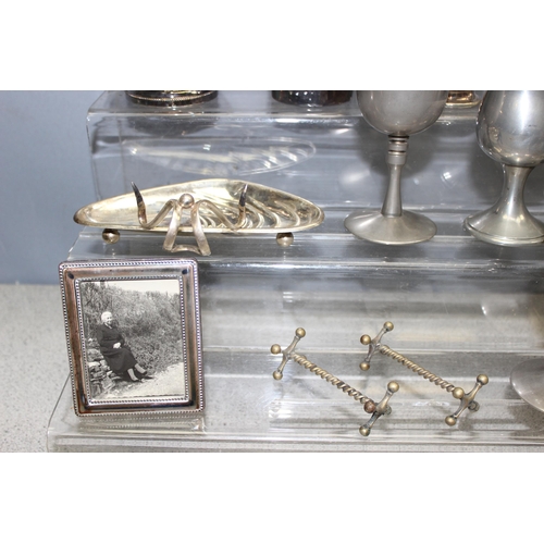 1020n - Qty of assorted mixed antique and later silver plate and pewter items to inc an Art Deco period silv... 