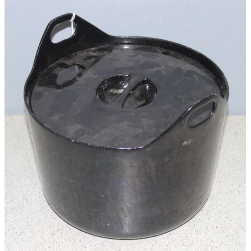 1861 - A vintage black enamelled cast iron Le Creuset style cooking pot, approx 23cm in diameter