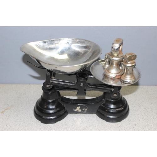 1862 - A large qty of assorted cast iron scales and some weights etc