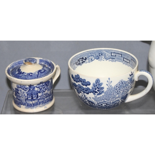 1866 - Qty of old willow pattern china by various manufacturers to include Churchill and Wedgewood