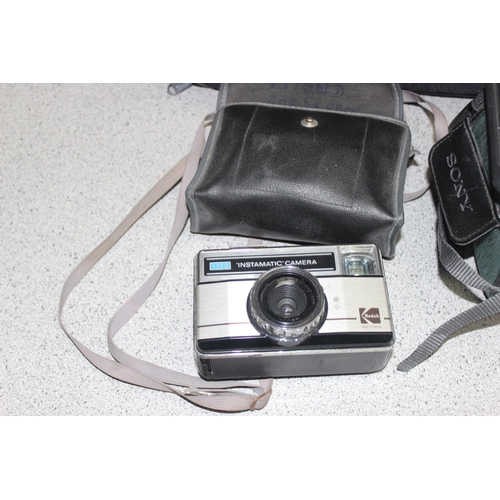 671 - Qty of assorted vintage camera related items etc