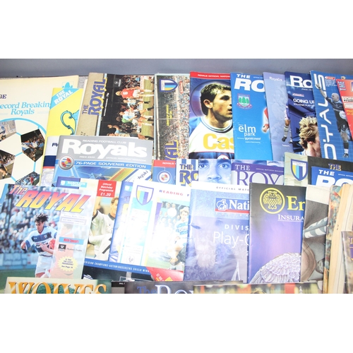 718 - Qty of assorted Reading FC football ephemera and programmes etc