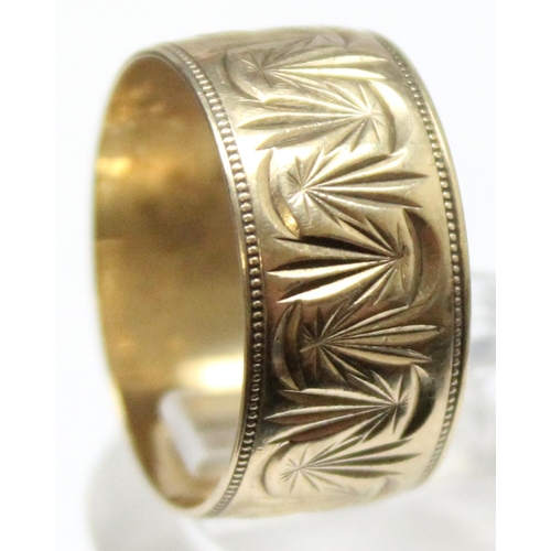 1108 - A retro 9ct gold band ring with wavy engraved design and beaded edge, marked and XRF confirmed, appr... 