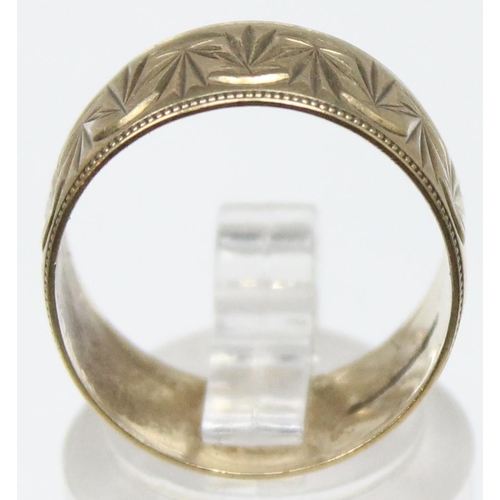 1108 - A retro 9ct gold band ring with wavy engraved design and beaded edge, marked and XRF confirmed, appr... 