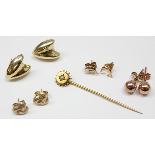 1125 - Qty of assorted 9ct gold items, mainly earrings to inc a stick pin also, most pieces marked and all ... 